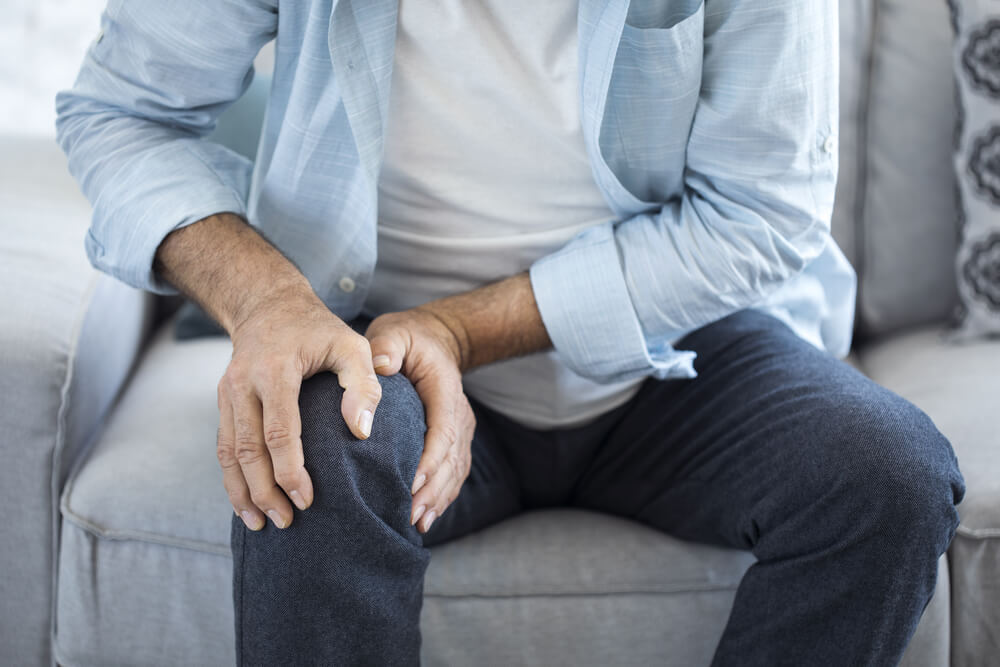 Three conditions that cause a stiff knee after sitting shutterstock 682005259 Three conditions that cause a stiff knee after sitting