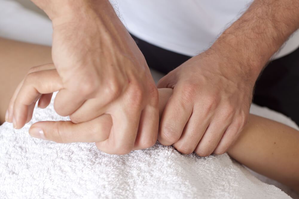 Pain in back of the hand: Causes and treatments shutterstock 152506766 Pain in back of the hand: Causes and treatments