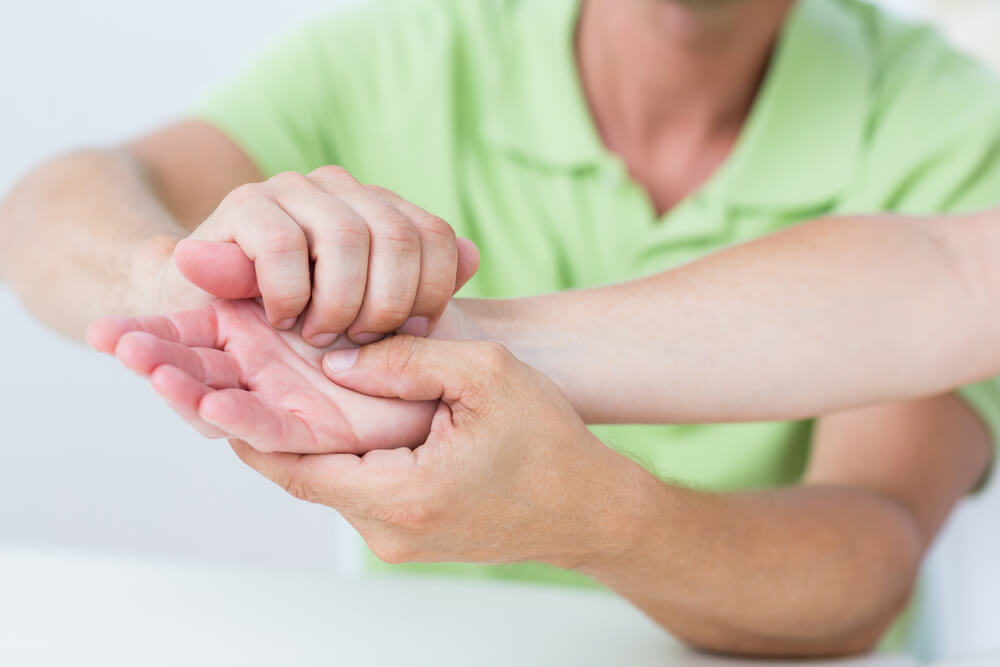 What will a physical therapist do during a thumb arthritis test? shutterstock 273341636 What will a physical therapist do during a thumb arthritis test?