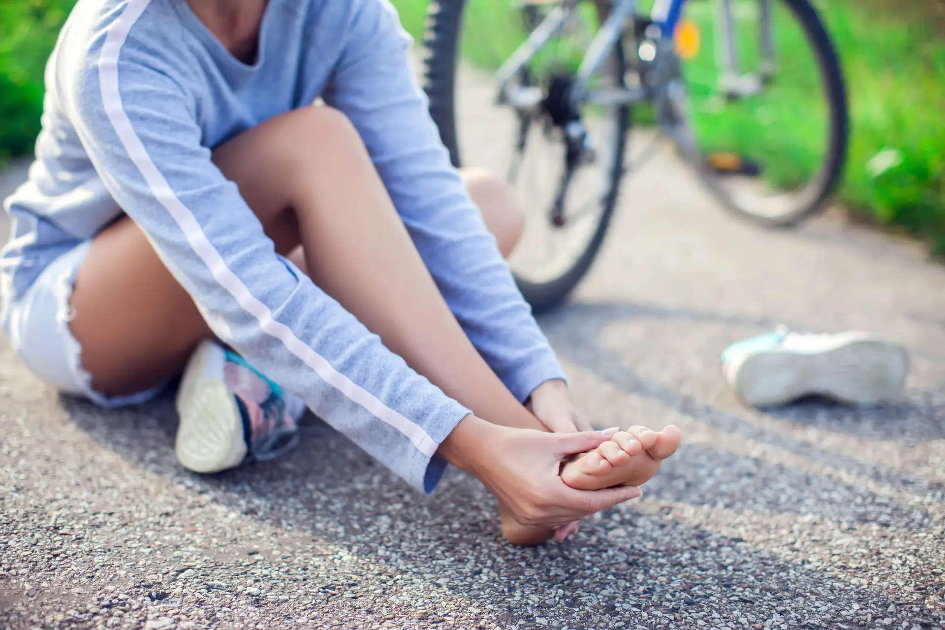 8 symptoms of a tear in the tendon of the foot shutterstock 1167813976 1 scaled 1 8 symptoms of a tear in the tendon of the foot