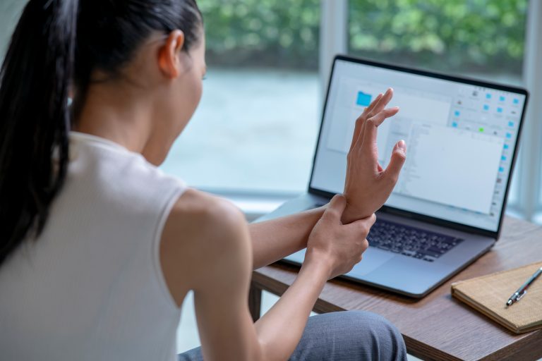 What Does Carpal Tunnel Feel Like?