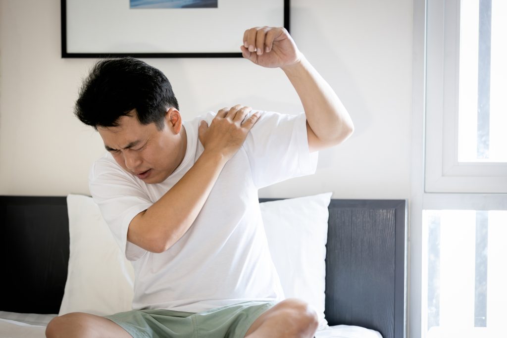 How to Treat Shoulder Pain When Lifting Your Arm AdobeStock 607302891 how to treat shoulder pain when lifting your arm shoulder pain